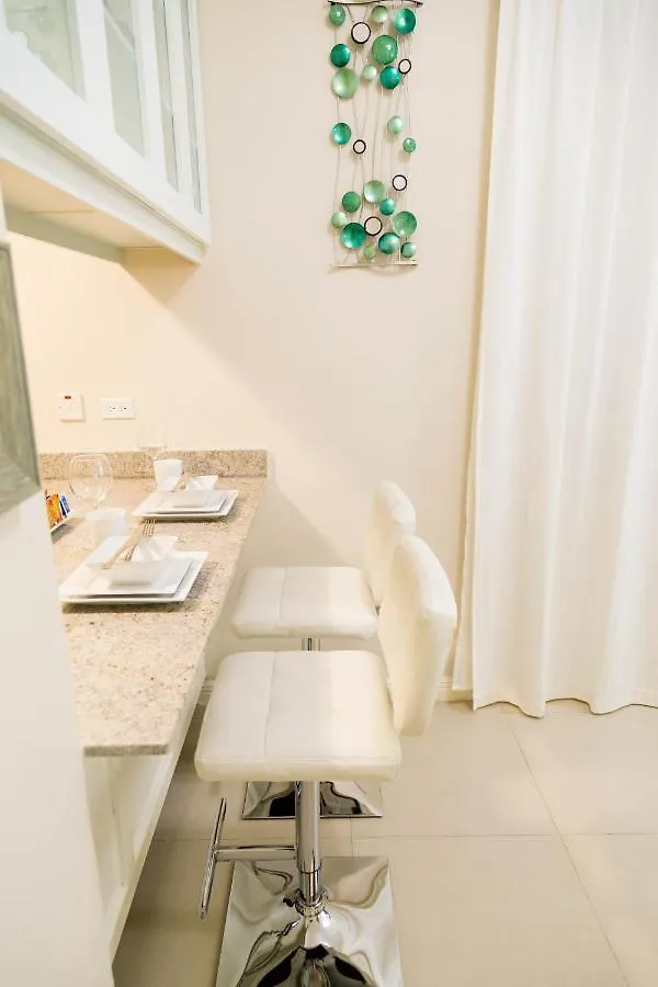 Choose To Be Happy At Ei8Ht! - Super Studios And Penthouse Apartment Кингстон