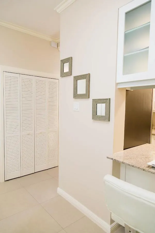 Choose To Be Happy At Ei8Ht! - Super Studios And Penthouse Apartment Кингстон