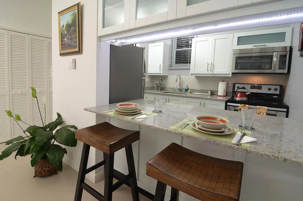 Choose To Be Happy At Ei8Ht! - Super Studios And Penthouse Apartment Кингстон Ямайка