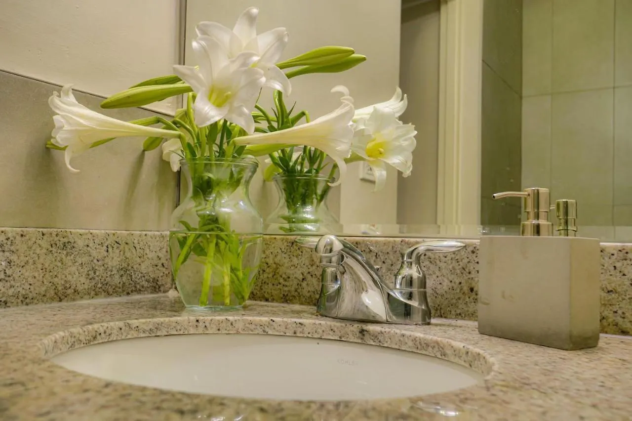 Choose To Be Happy At Ei8Ht! - Super Studios And Penthouse Apartment Kingston 0*,